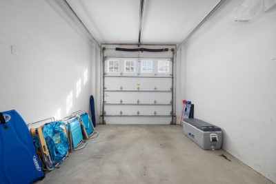 1 Single Car garage with all beach gear supplied: Beach chairs, boogie boards, beach umbrella rolling beach cart, corn hole and rolling cooler.