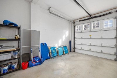 1 Single Car garage with all beach gear supplied: Beach chairs, boogie boards, beach umbrella rolling beach cart, corn hole and rolling cooler.