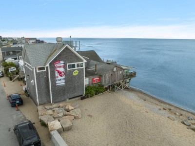 Walkable distance from "Ocean Mist" a popular and local bar. 