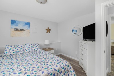 Bedroom #5: Bottom Floor (Queen)