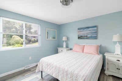 Bedroom #1: Master w/bathroom Top Floor (Queen)