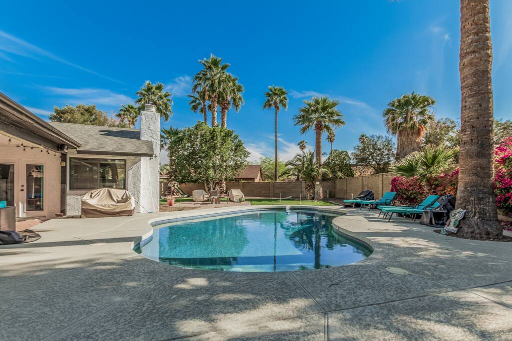 Spacious Home + Pool, Putting & Dream Backyard