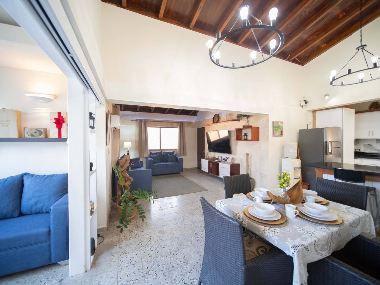 Colonial 2BR Apartment 2mins walk to beach!