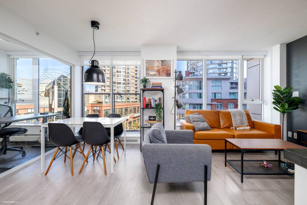 Downtown Luxurious 2BD|Pool |Parking|Hot Tub|Sauna