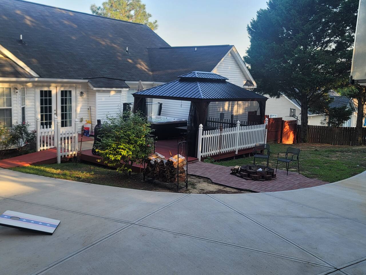 Luxury King • Hot Tub • Relaxation • Amenities+