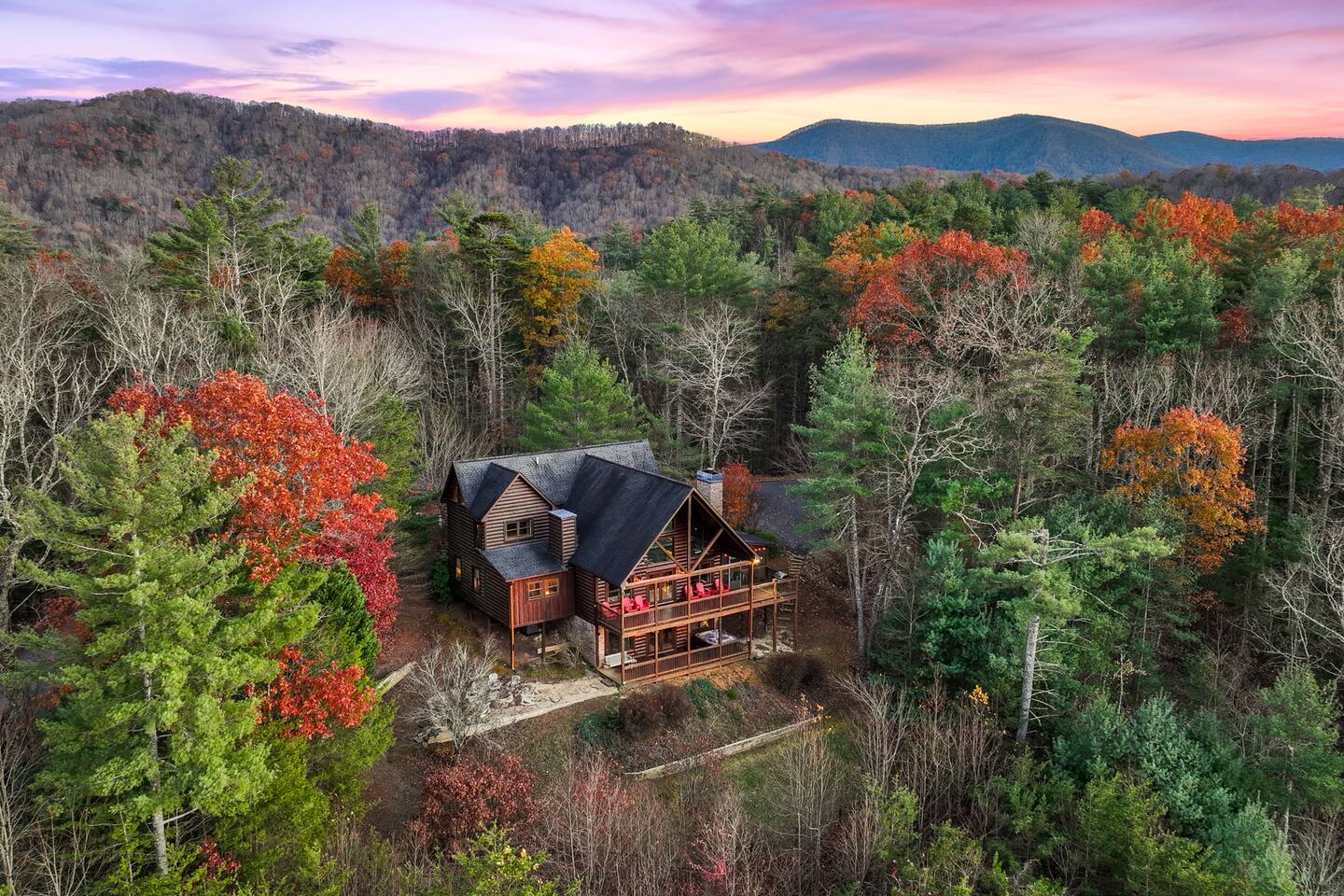 *VIEWS *Secluded *HotTub *In&OutdoorFireplaces