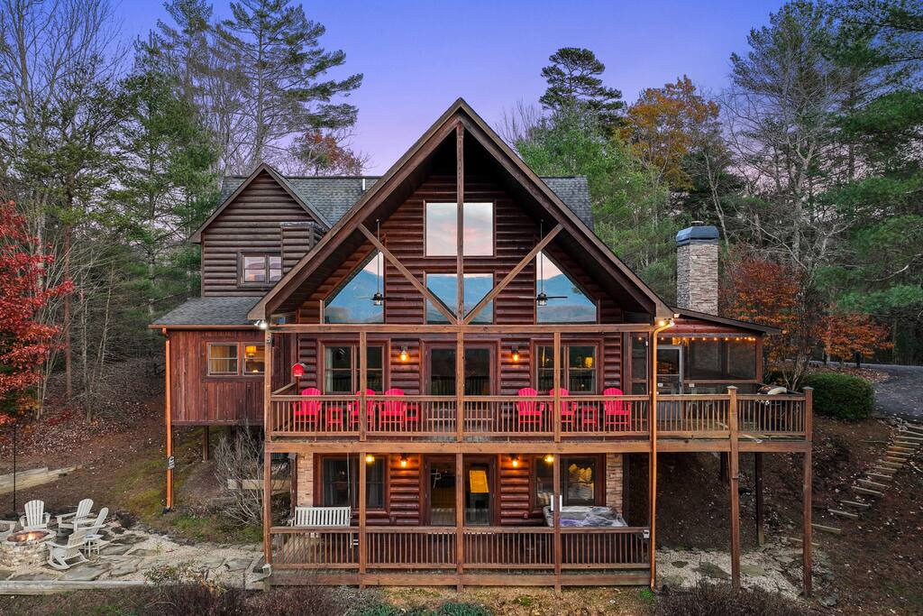 *VIEWS *Secluded *HotTub *In&OutdoorFireplaces