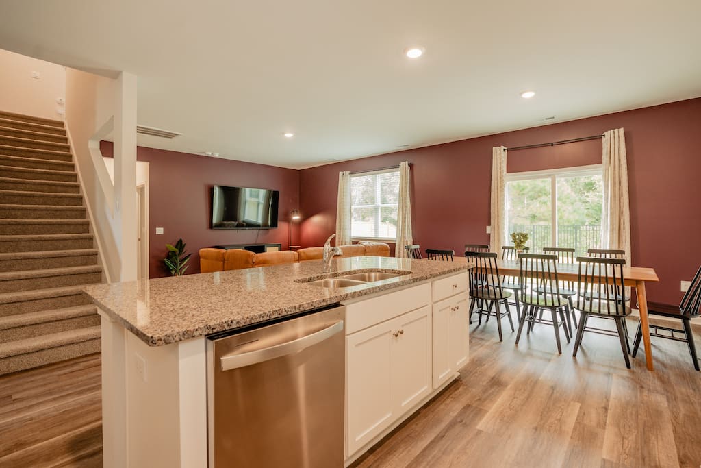 5BR/3B, Sleeps 13, Pets+, Garage - Maroon