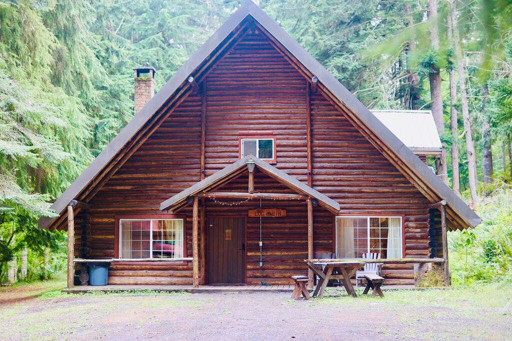 Log cabin at Rainer Lodge (0.4 mi from Mt Rainier)