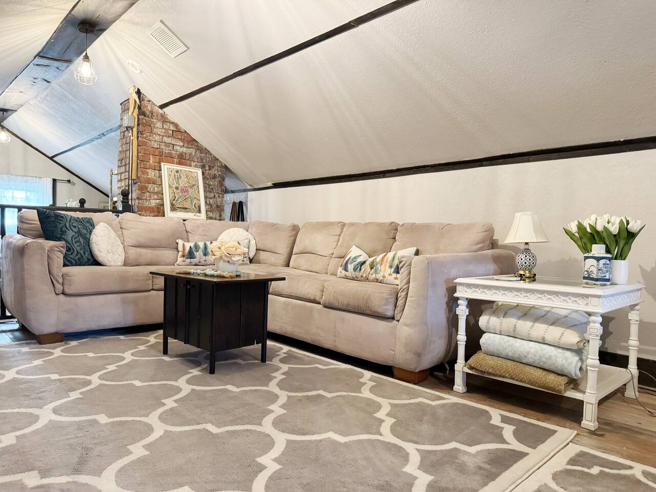 Weinbach Home | 4BD/1BA Home near UE