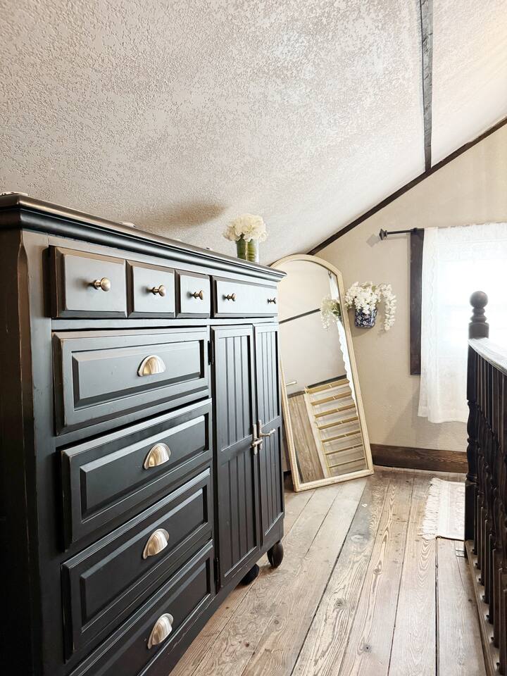 Weinbach Home | 4BD/1BA Home near UE