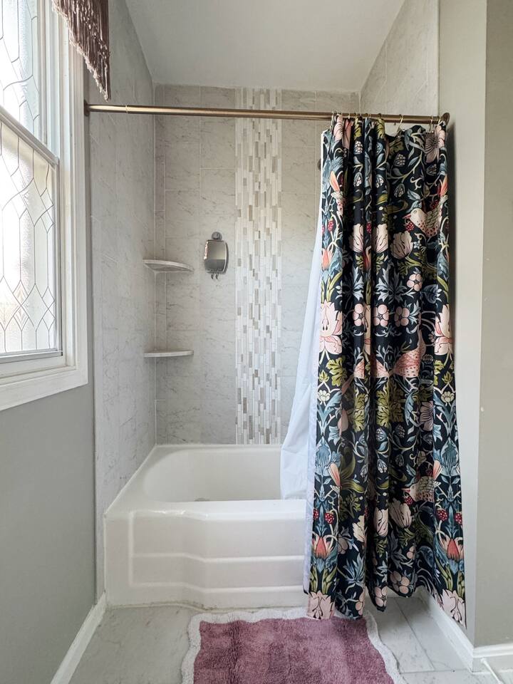 Weinbach Home | 4BD/1BA Home near UE