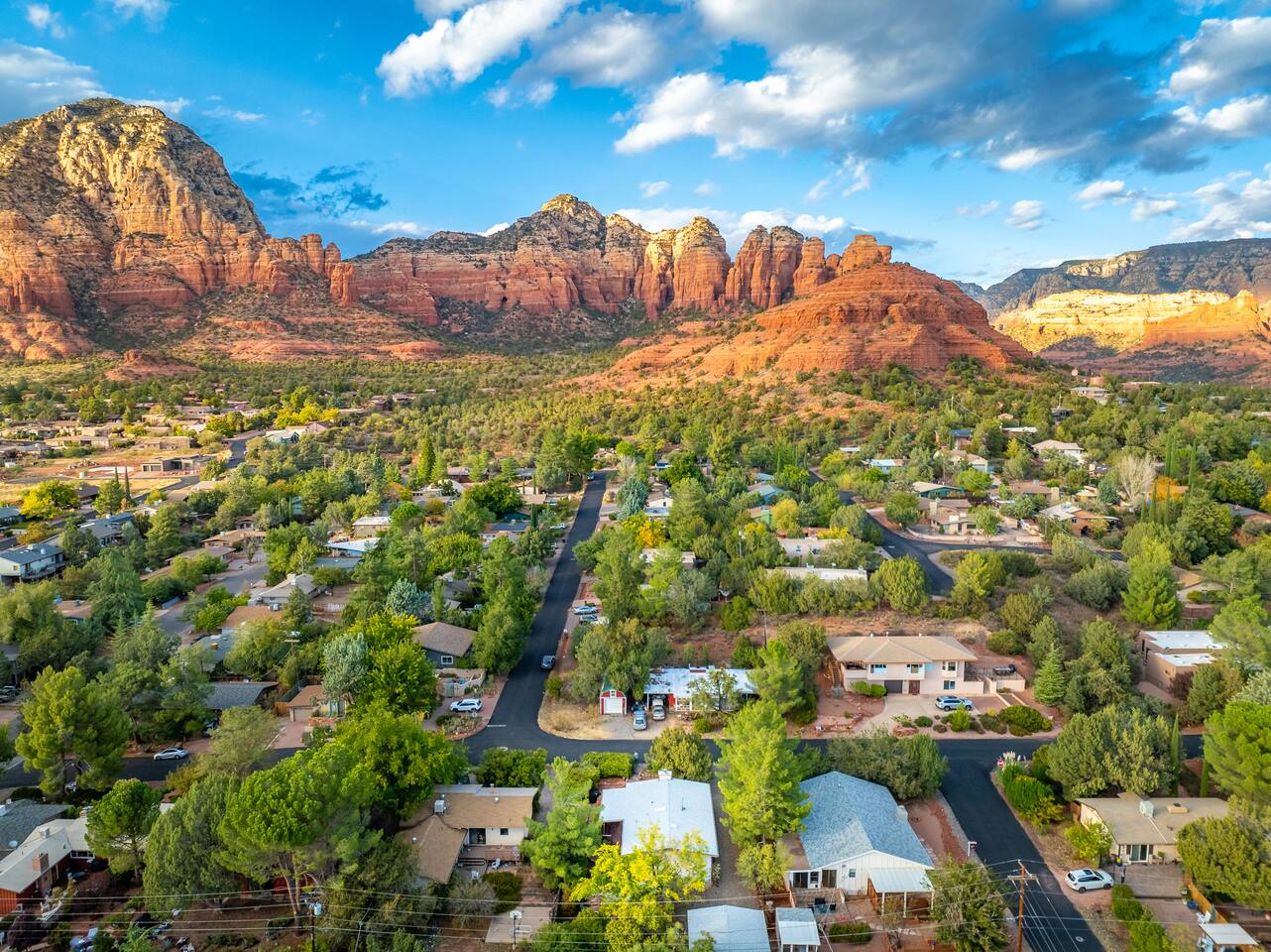 Stylish Home, Mtn Views, Walk to Trail