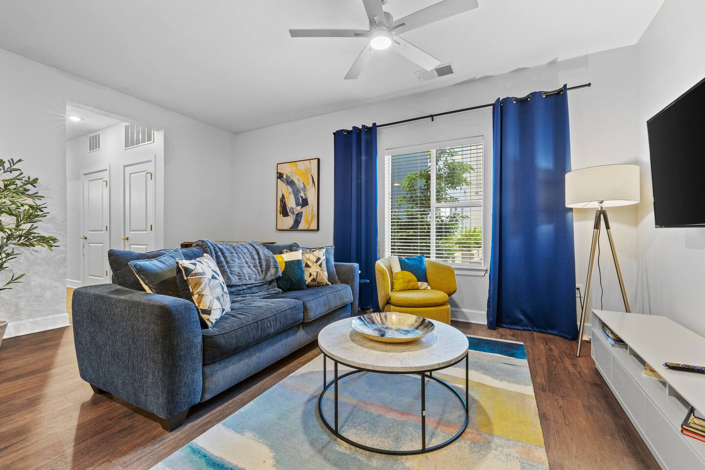 Modern 2BR near Broadway w/ shared BBQ grill