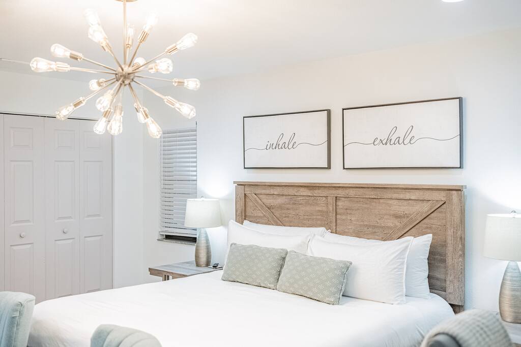 The Lakeland Luxe Lounge