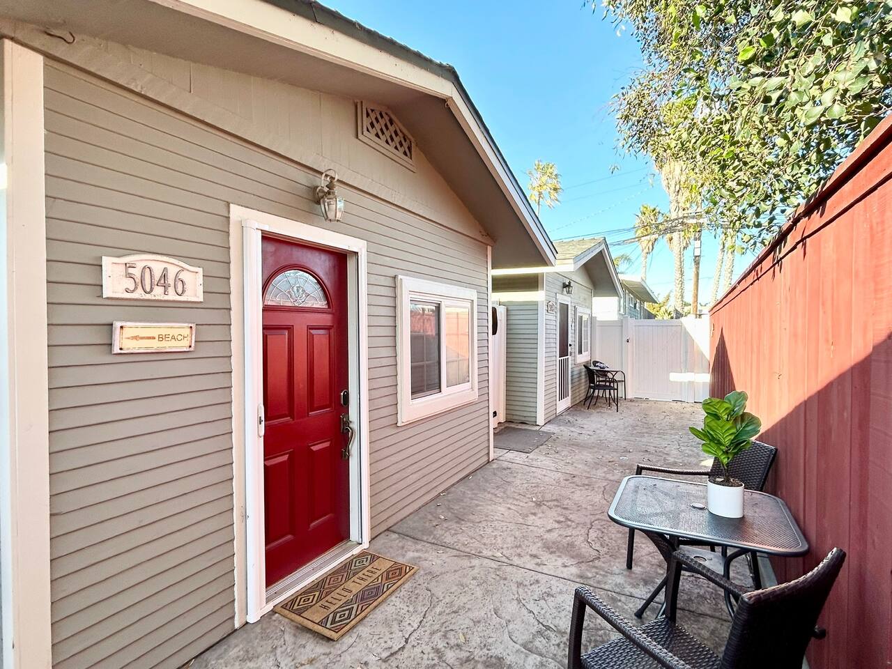 1 block from ocean - stylish & cozy beach cottage!