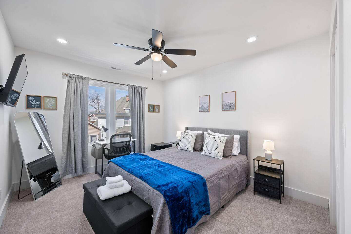 Private Room in Luxury Home w/ Desk, TV & Fridge