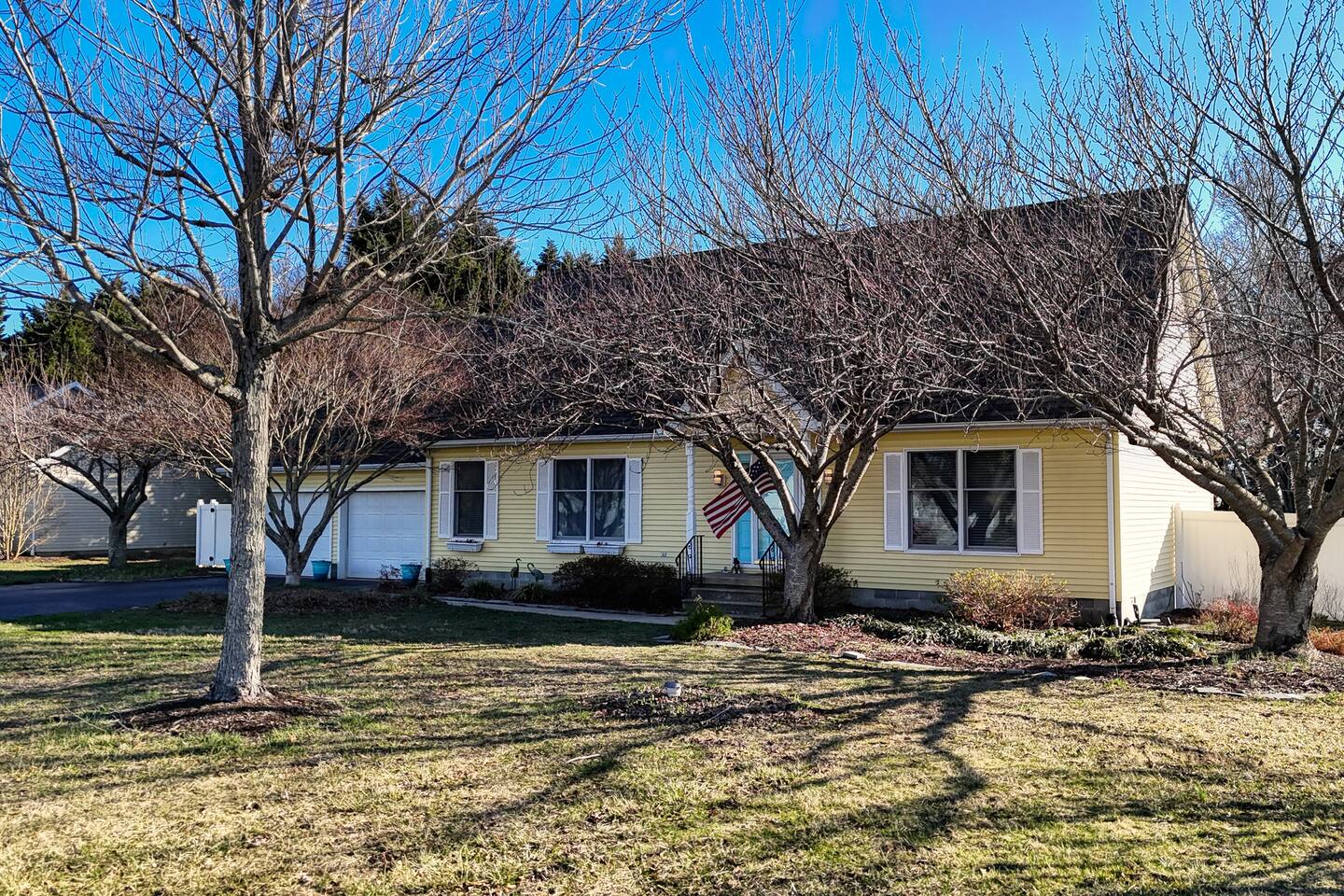 The Birdhouse - hot tub, dog friendly, yard