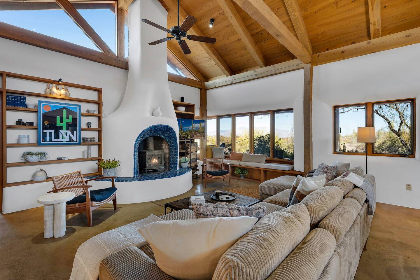 Luxe straw bale home on 3+ acres, 20 min to dntwn!