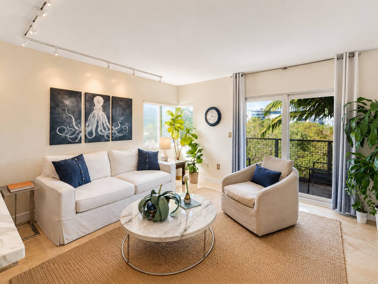 SoFi Penthouse with Balcony, Walk to Beach&Parking