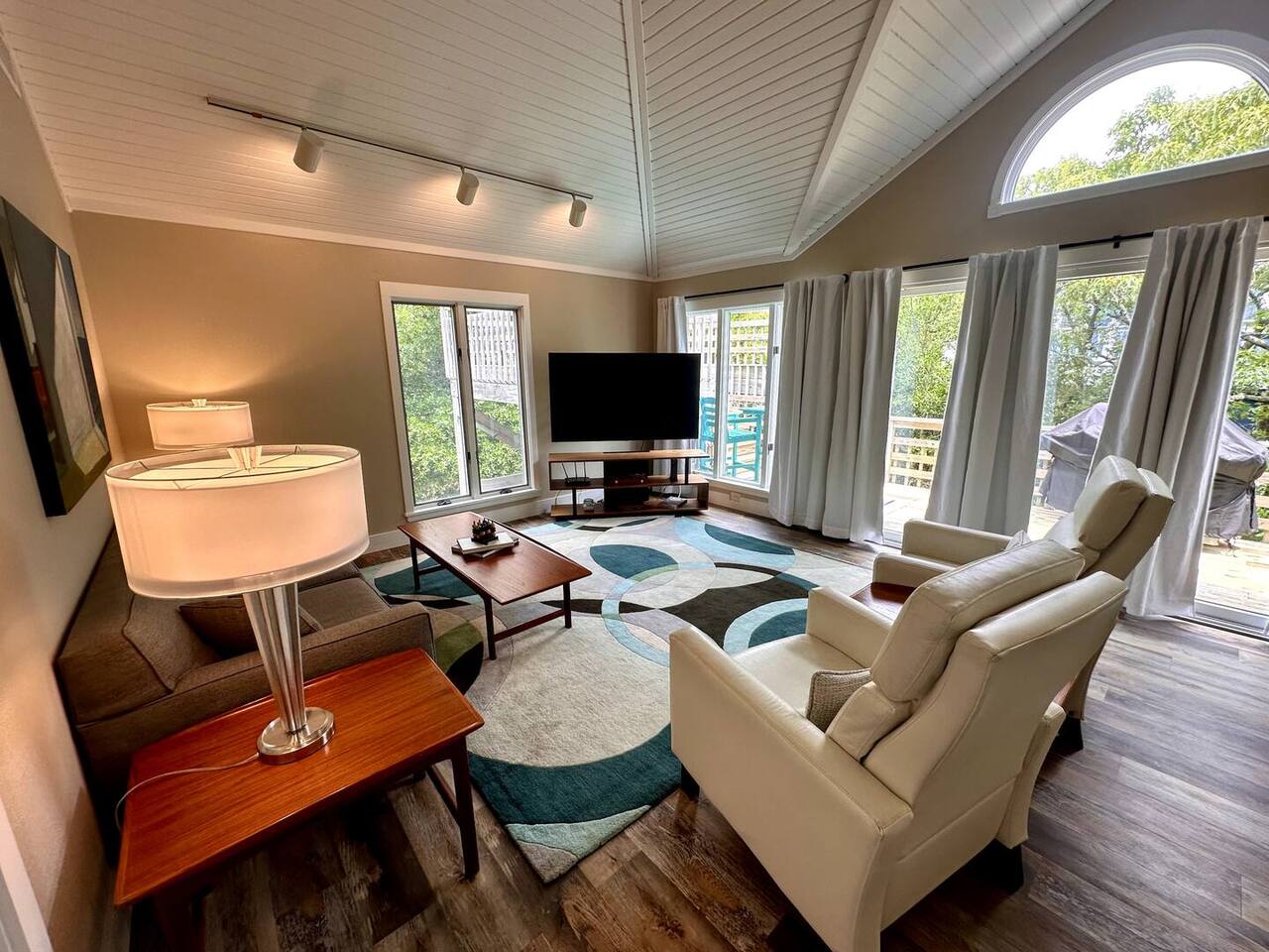 Stylish Southern Shores Retreat at Beach Therapy!