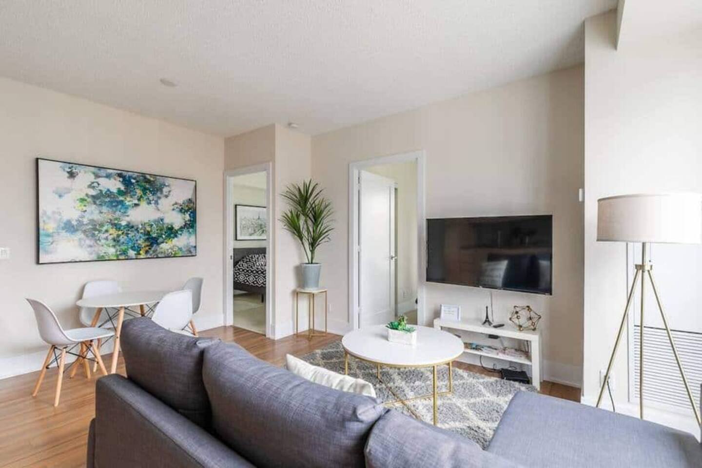 Luxury 3BR near downtown Toronto with free parking