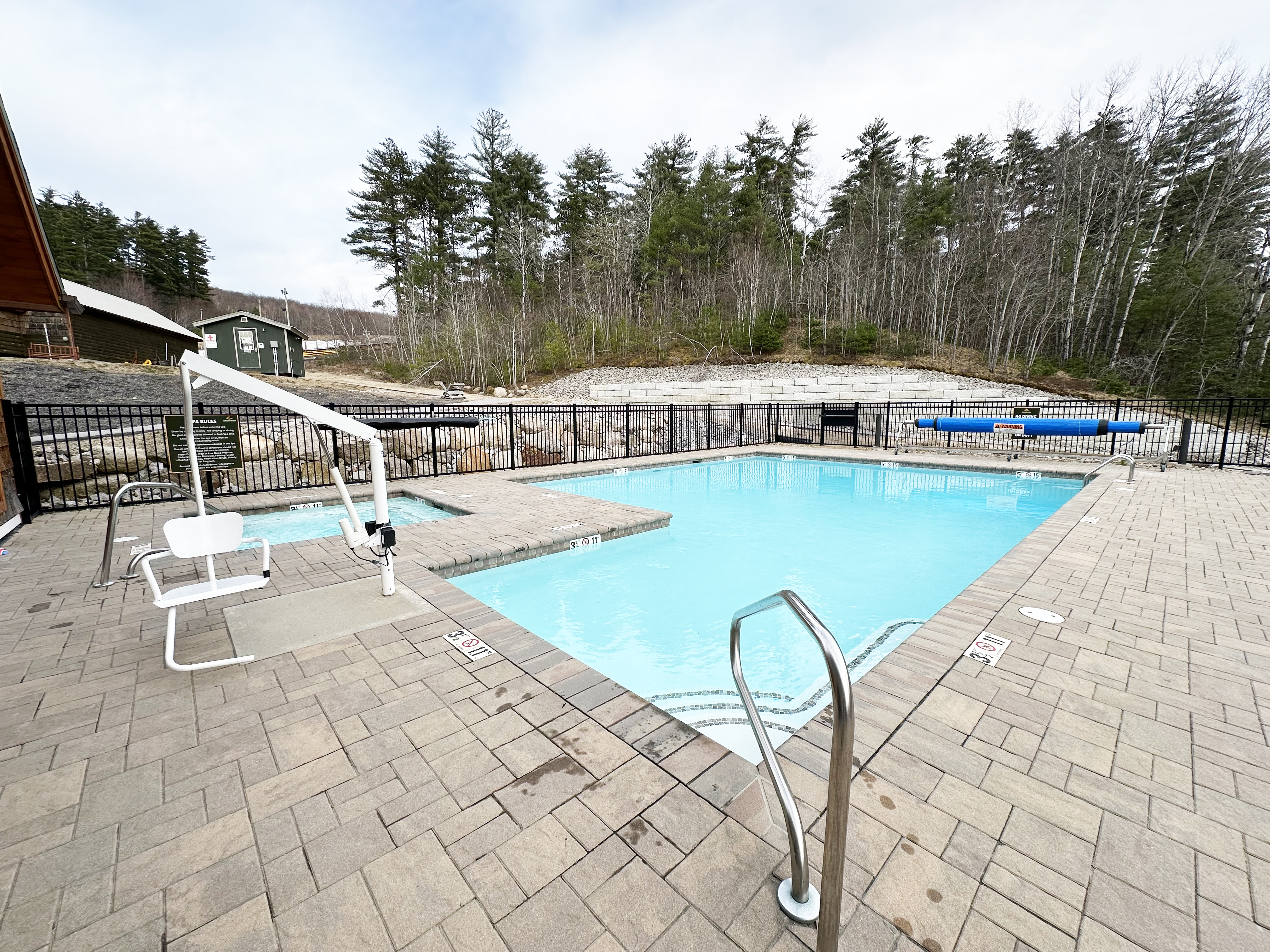 Outdoor pool and hot tub (with handicap access)