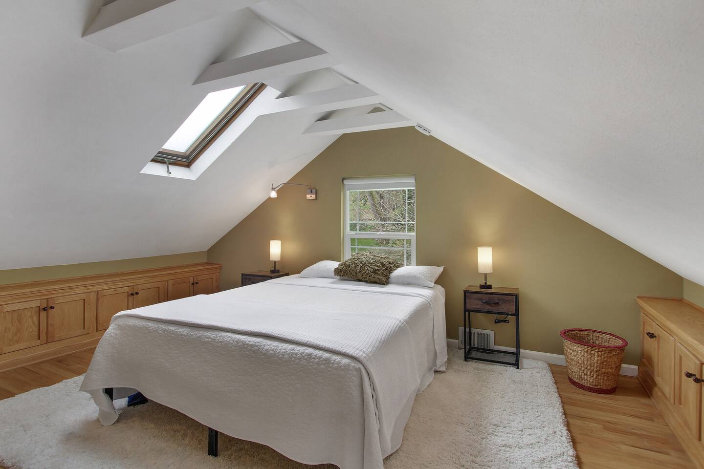 Cozy Craftsman Retreat by Light Rail, Dog Friendly