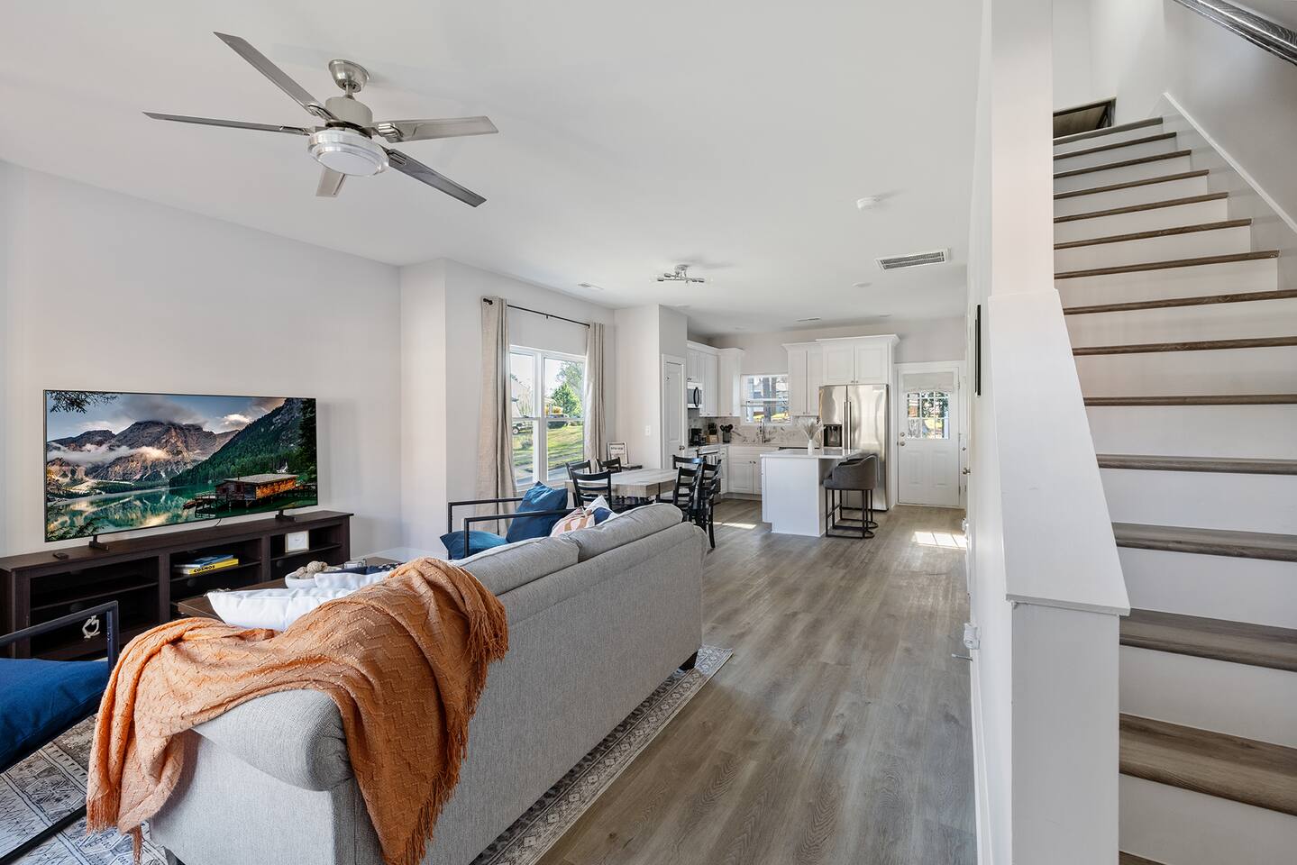 Modern Oasis Duplex 6 Bed 4.2 Bath, Close to DT