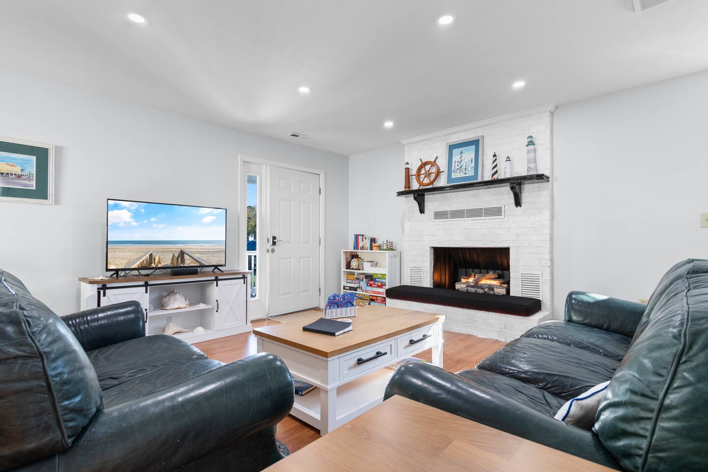 1 block from beach-Firepit-Stocked Kitchen-2 Kings