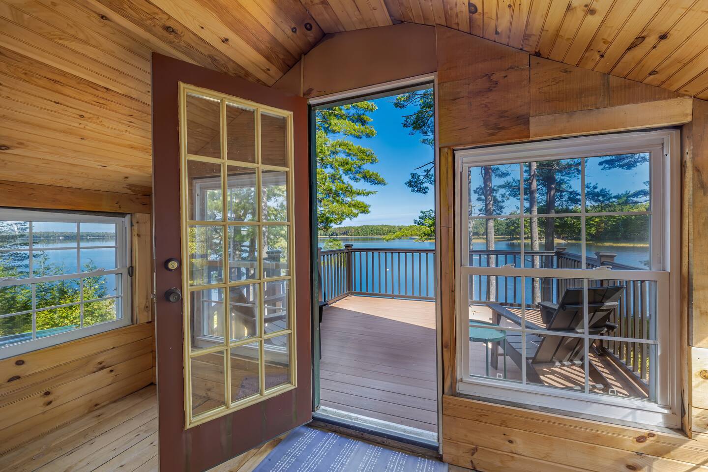 Serene Lakefront Retreat