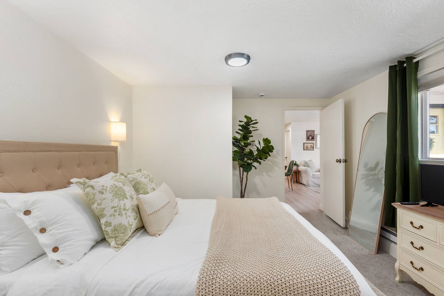 Cozy Sellwood Cottage, Walkable, Fenced Yard