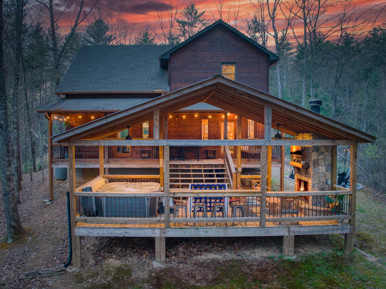 New-Modern-Jacuzzi-Arcades-Games-Firepit-King Beds
