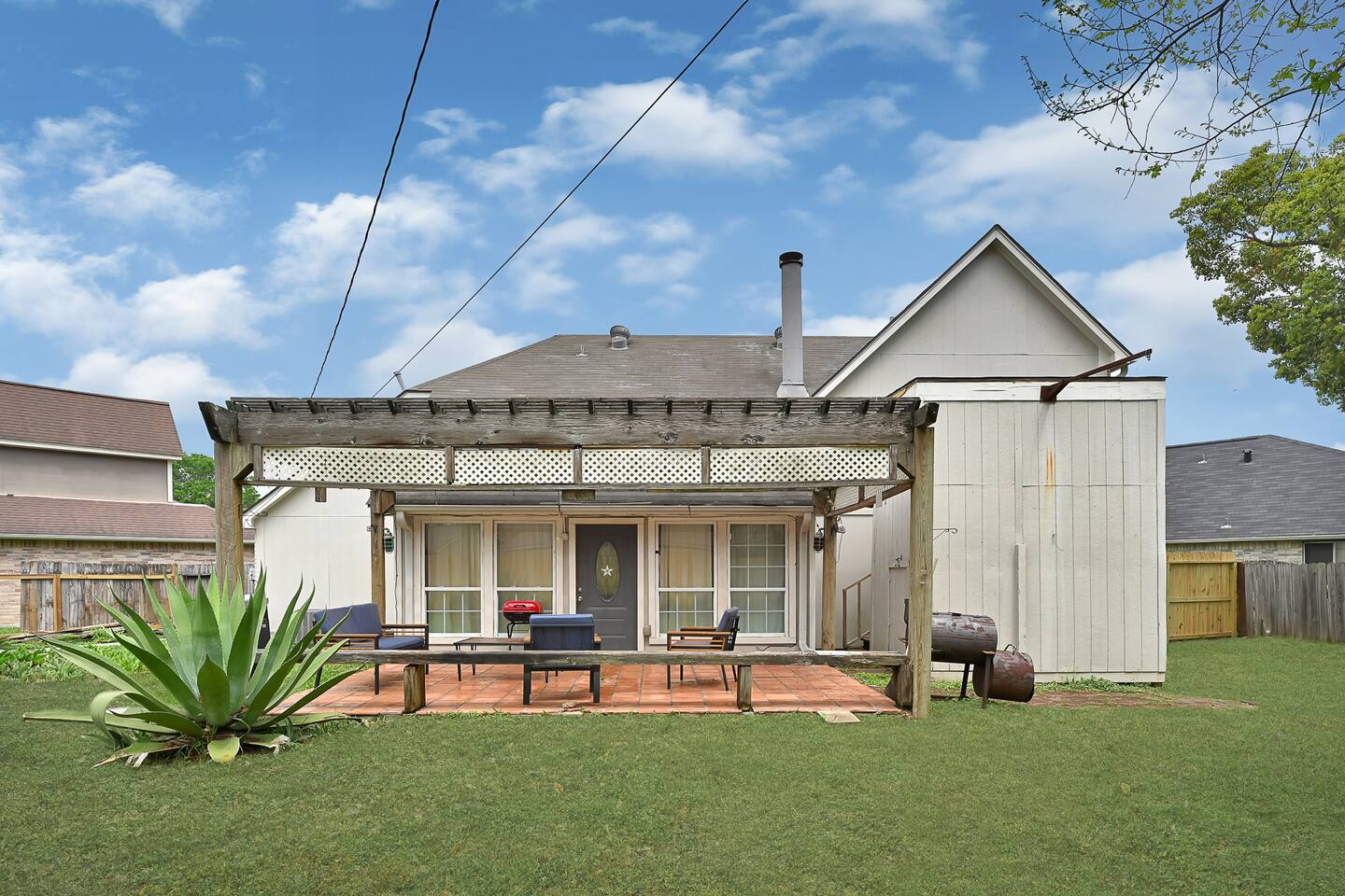 Quiet 4BR Near Nasa & Kemah, King Bed, Bbq, Patio - Holiday Home