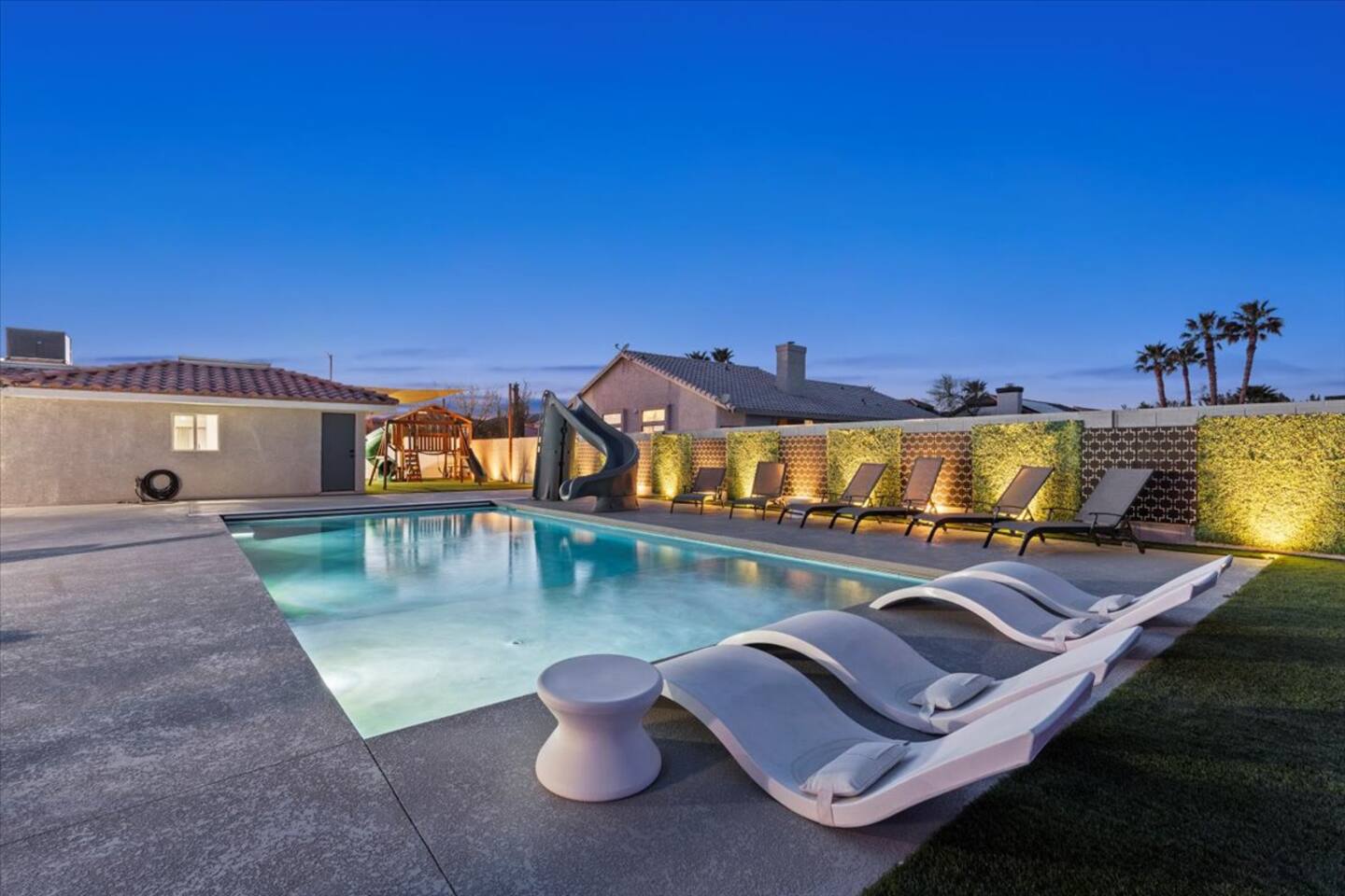 6MinsfromStrip/Airport!RVPrking!Pool/Pickleball!