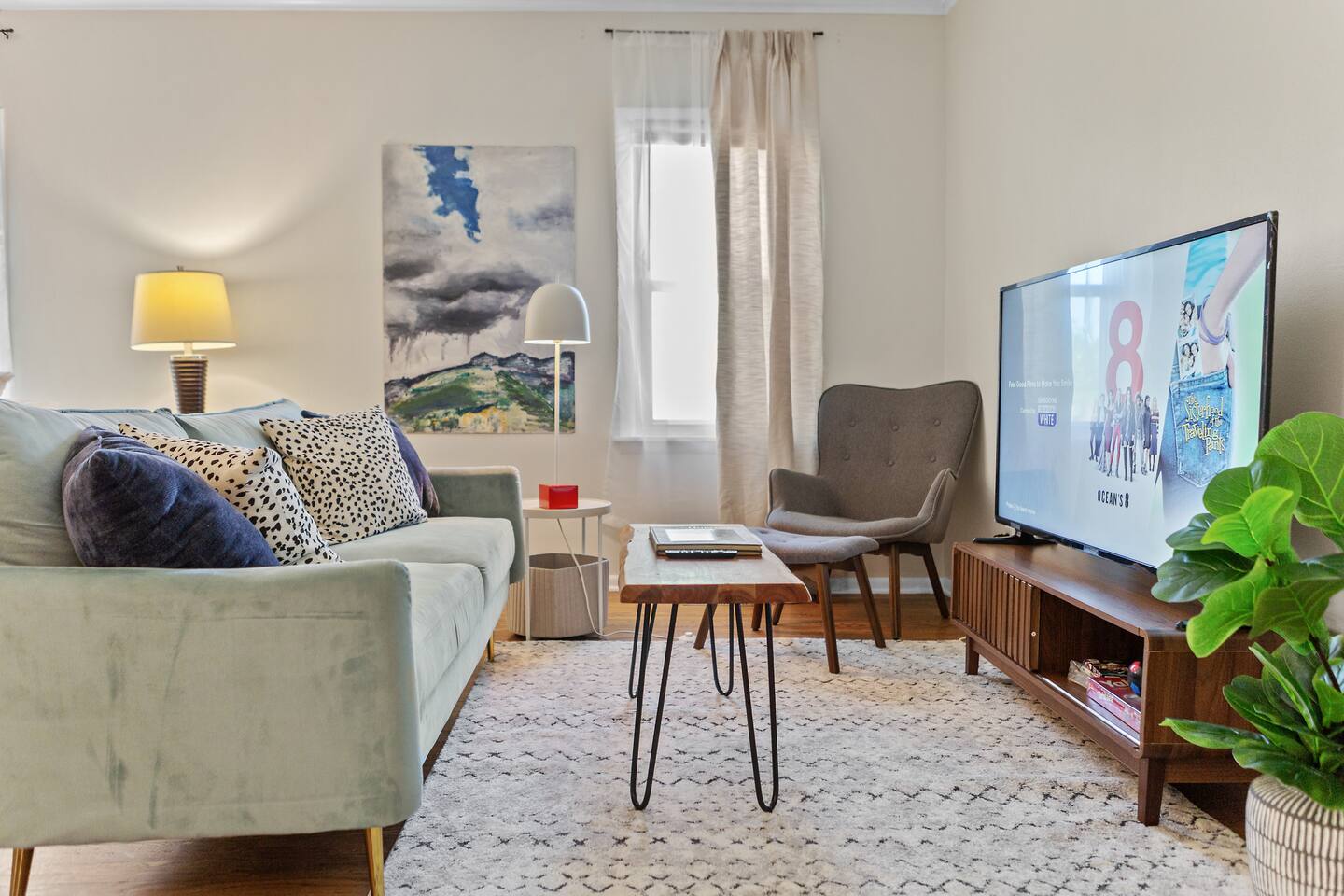 Sunny studio with pool near downtown