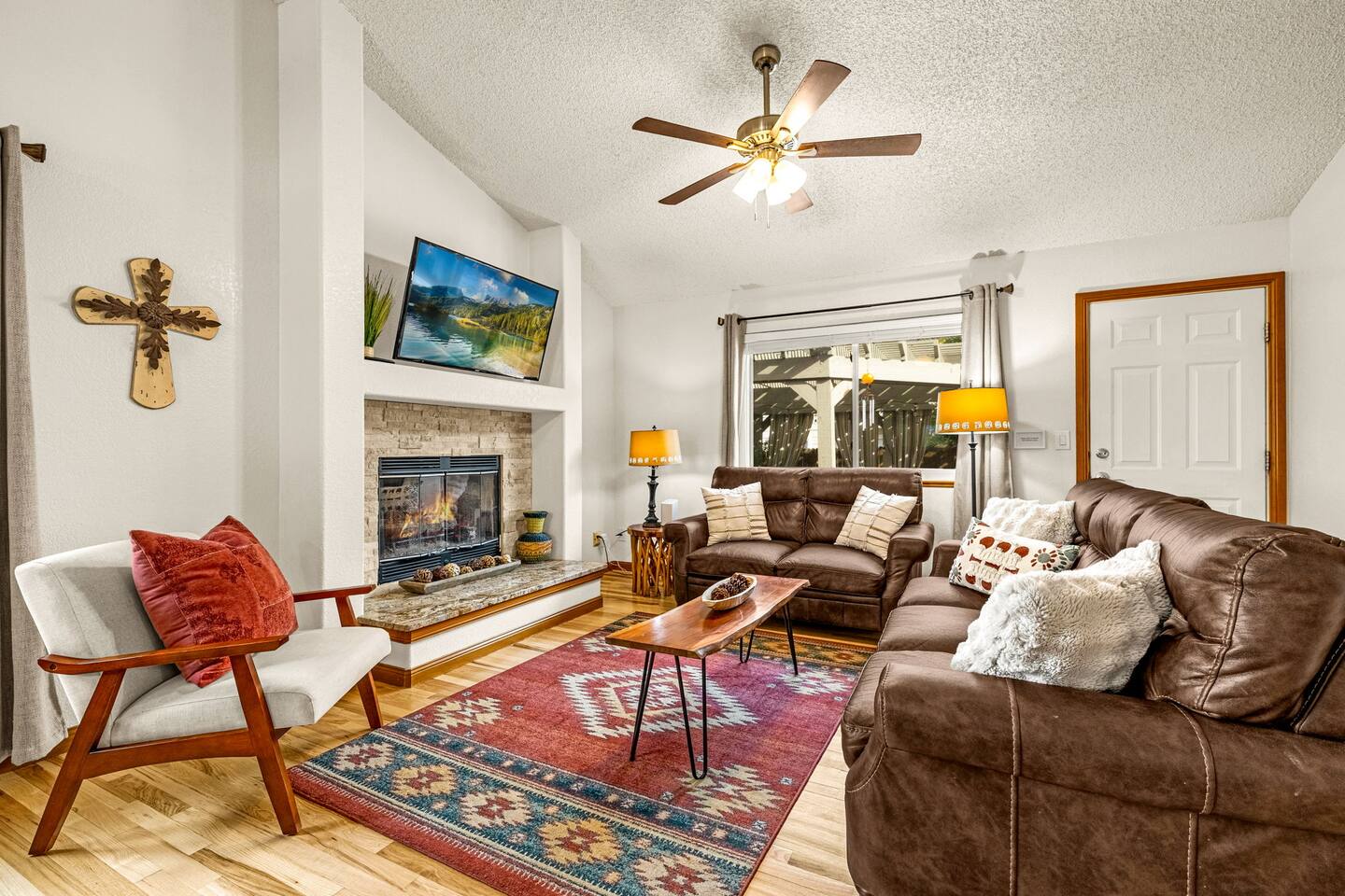 Cozy Family Getaway Heart of COS-Room for everyone