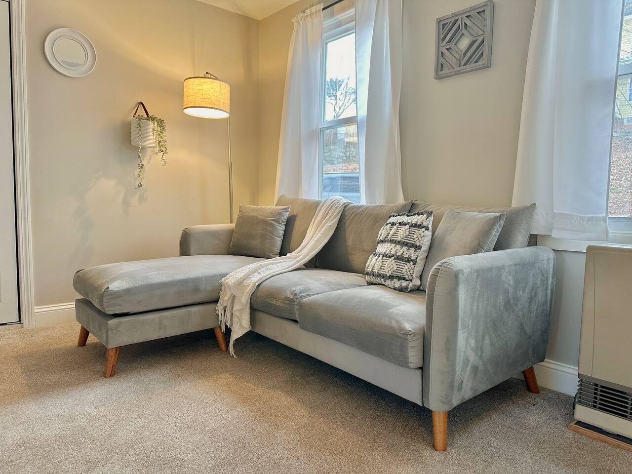 Updated Central Cozy Minimalist Unit w/ Laundry