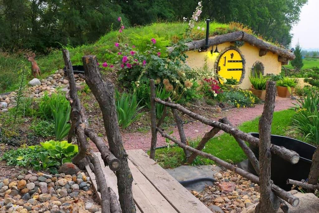Hobbitlike Cottage | Grass Roof | 5-Acre Retreat
