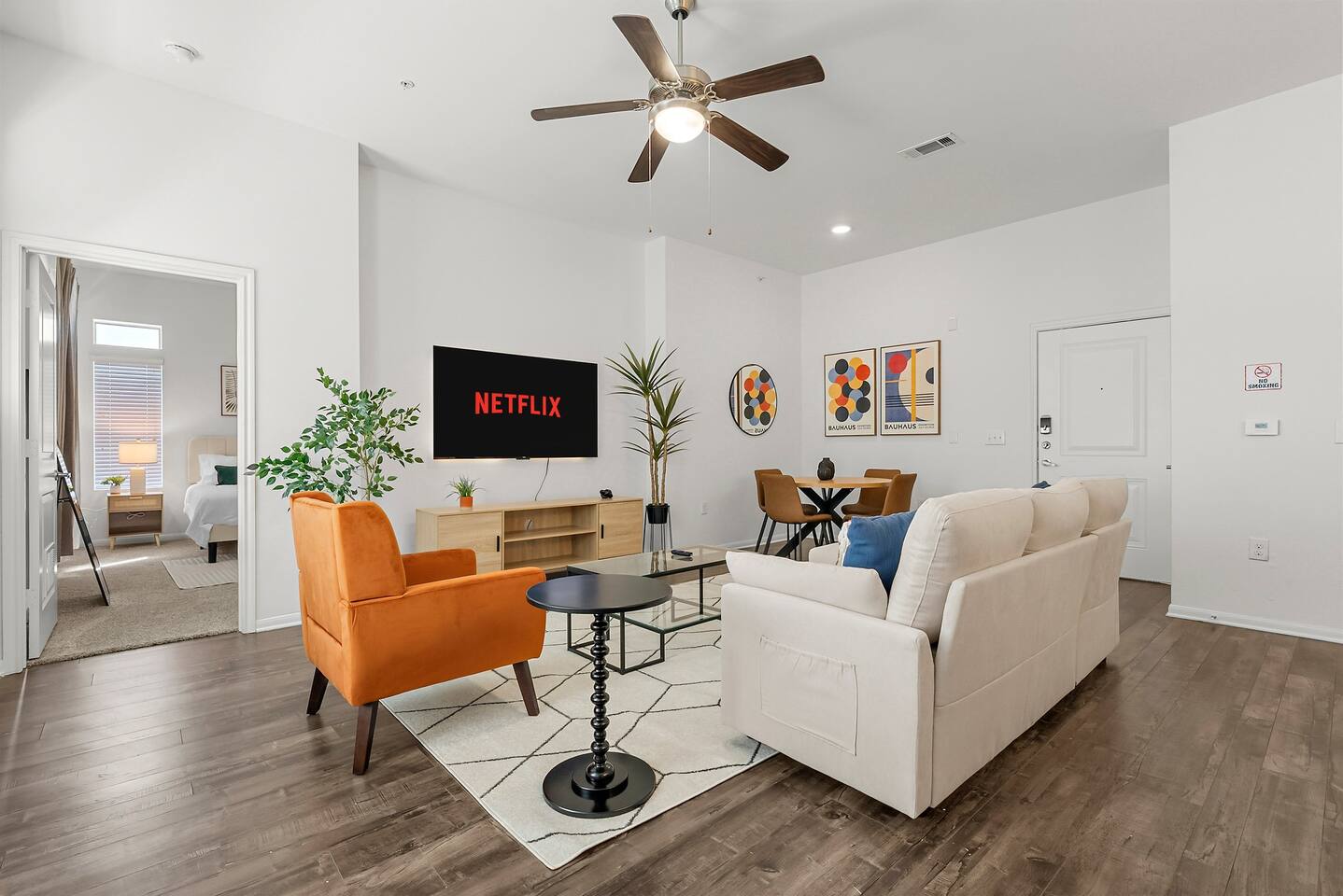 Modern 2BR near Airport & DWTN | Patio | Pool/Gym