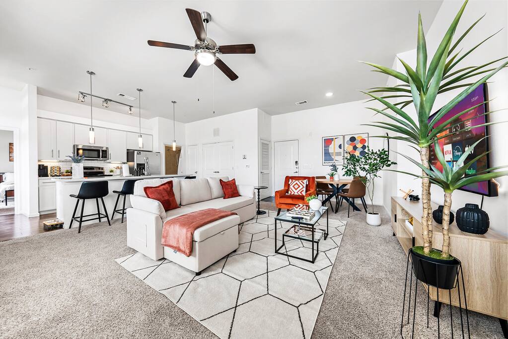 Modern 2BR near Airport & DWTN | Pool/Gym | Patio