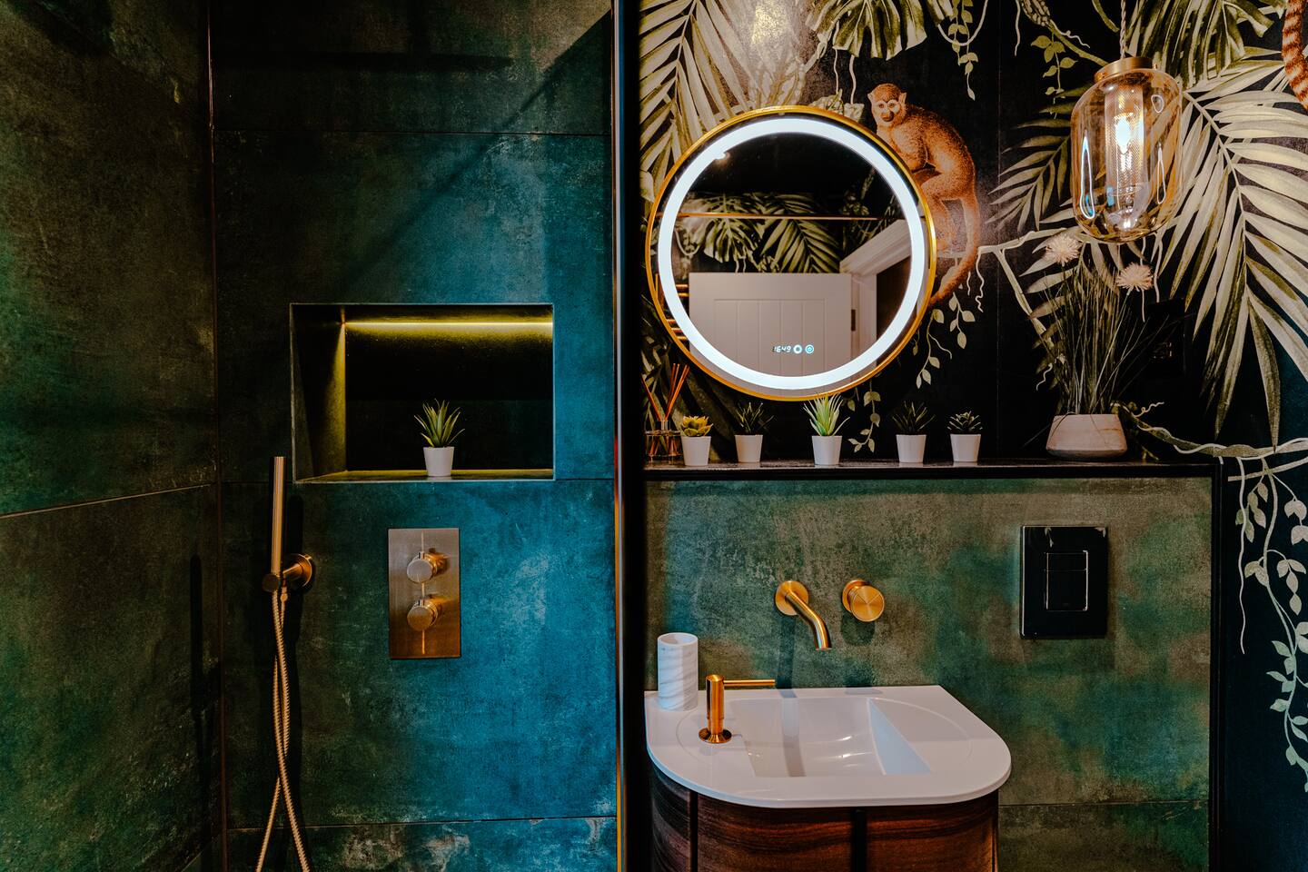 Chichester City Retreat - Stylish 4 Bed with LEGO Room, WFH Office and Free Parking