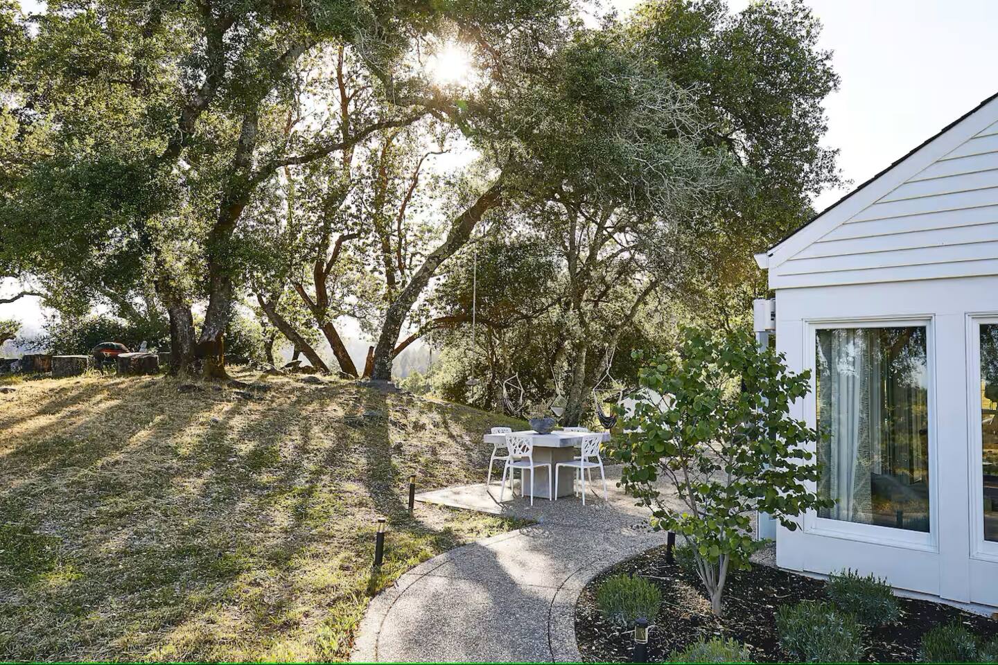 Meals taste better under open skies and soft conversations.