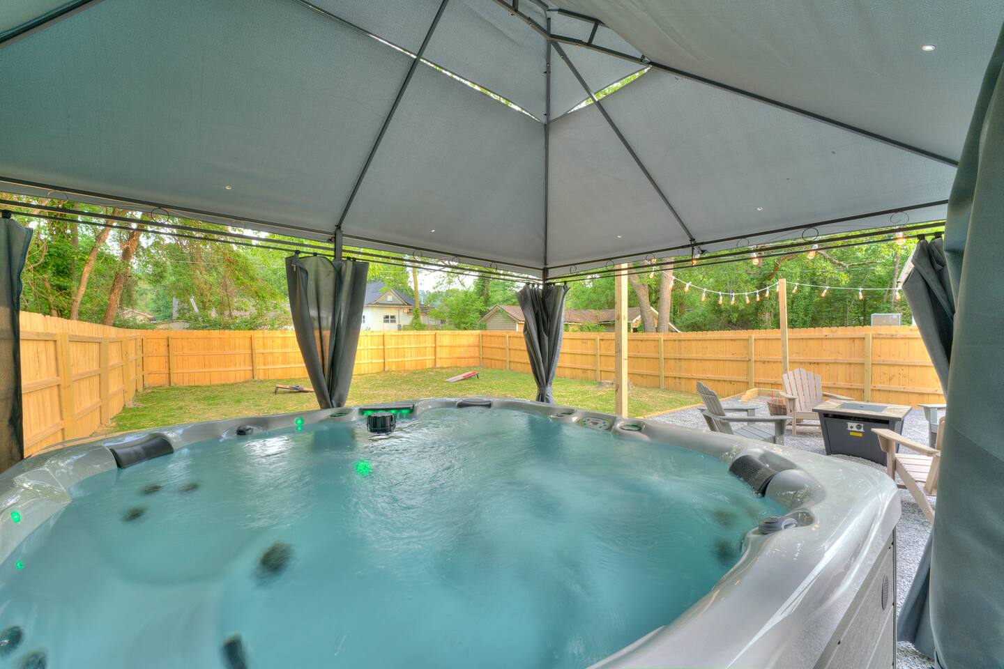 10 Min to Downtown• Hot Tub • Fenced Yard • Arcade