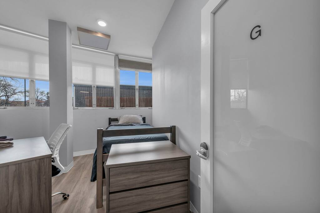 Room G – Modern Room with Workspace Wi-Fi Parking