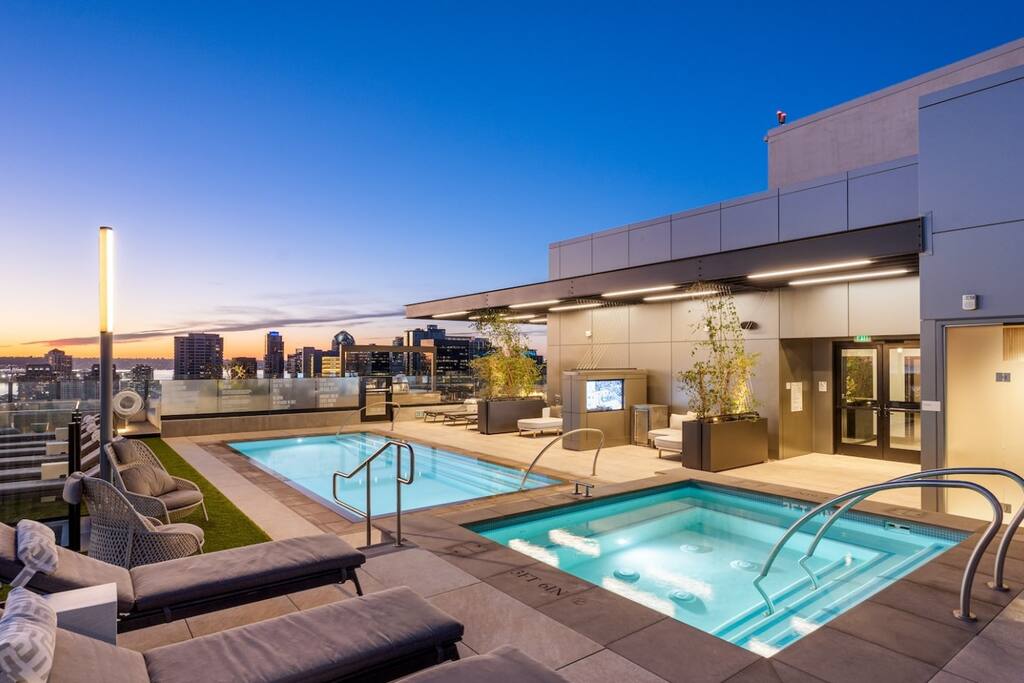 Petco-Park-Parking-Rooftop-Pool-Hottub-A/C-Gym-W/D
