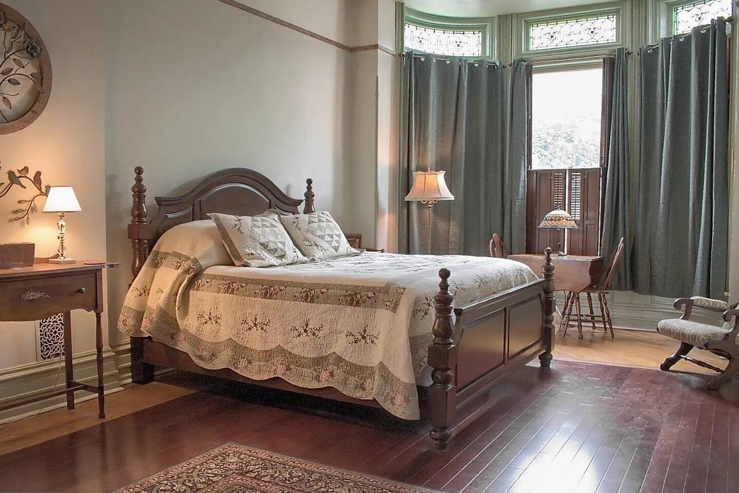 Rustic Charm | King Bed + Roku | Private Bath