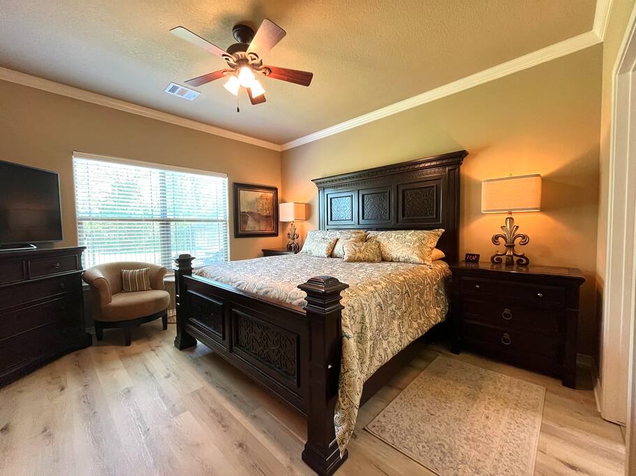 Quiet 2BR. King Bed, Stocked Kitchen, Pool Access