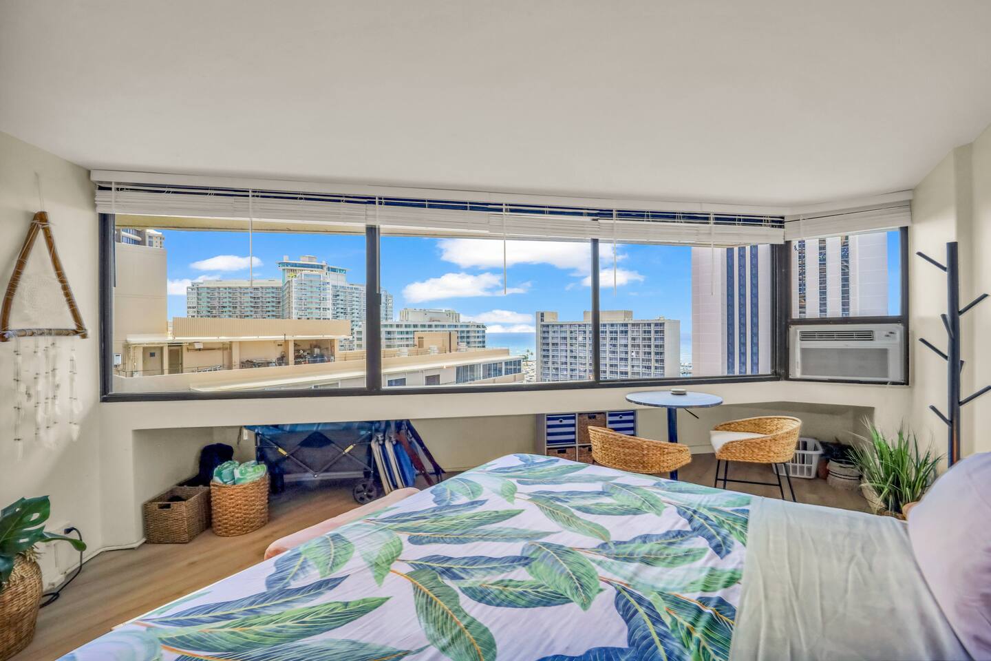 Oceanview Freshly Renovated Free Parking WiFi