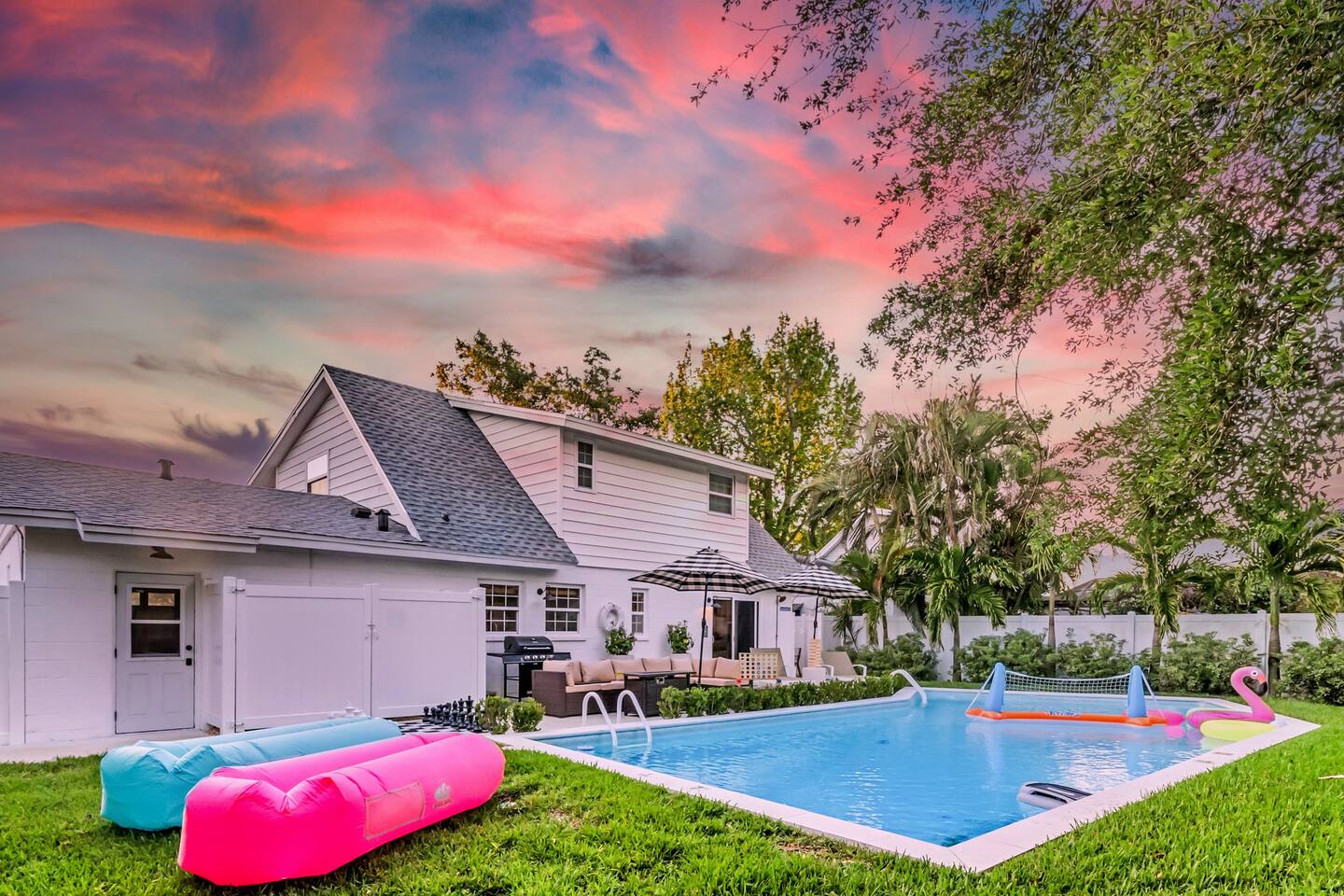 Free Heated Pool/Hot Tub/5 min to beach/Game Room